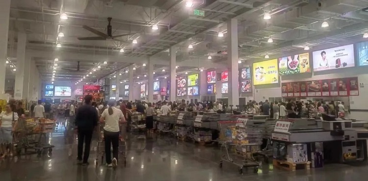 折扣店不只是搶傳統(tǒng)零售商的生意，還會(huì)搶品牌商的生意